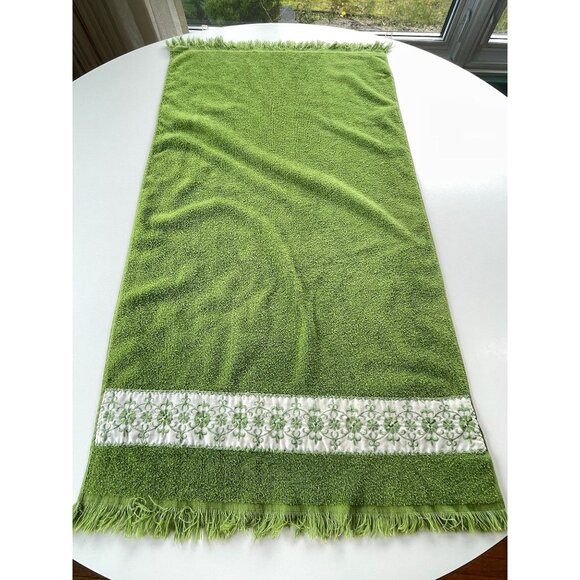 Vintage 80s small bath towel, Kelly green, embroidered, Caldwell Canada - Picture 2 of 8